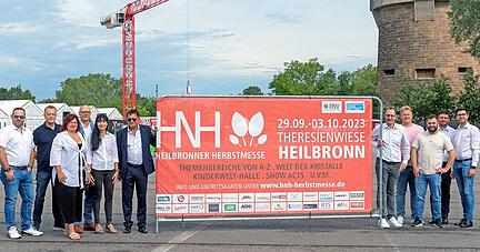 Veranstalter Ramona und Dieter Link mit Sponsoren und Ausstellern und dem HMG-Geschäftsführer Steffen Schoch.
Foto: Mario Berger