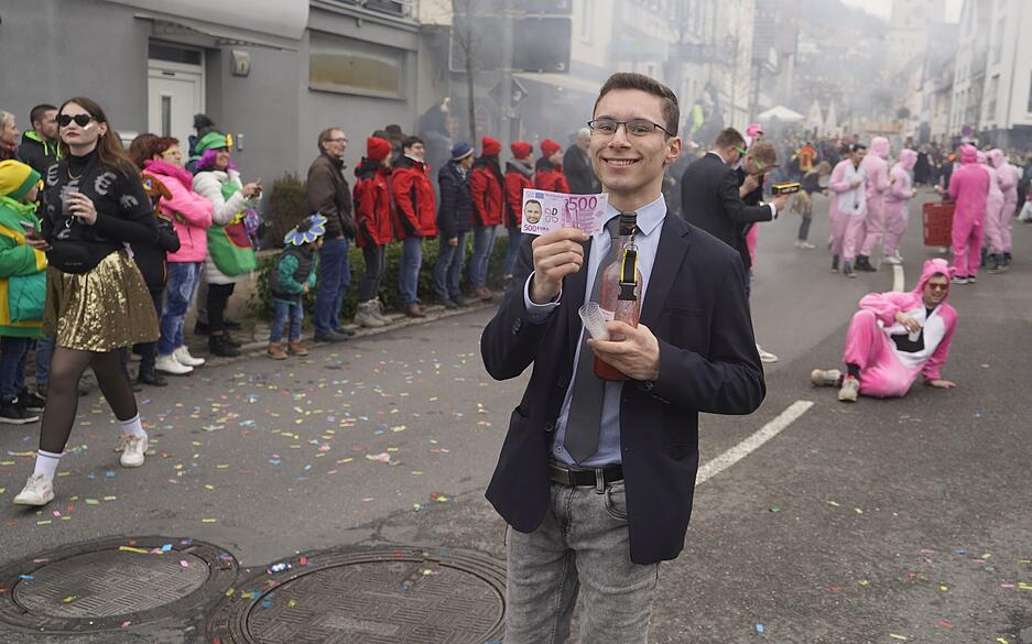 Festumzug in D&ouml;rzbach: Zuschauer genie&szlig;en den traditionellen Fr&uuml;hjahrspferdemarkt
