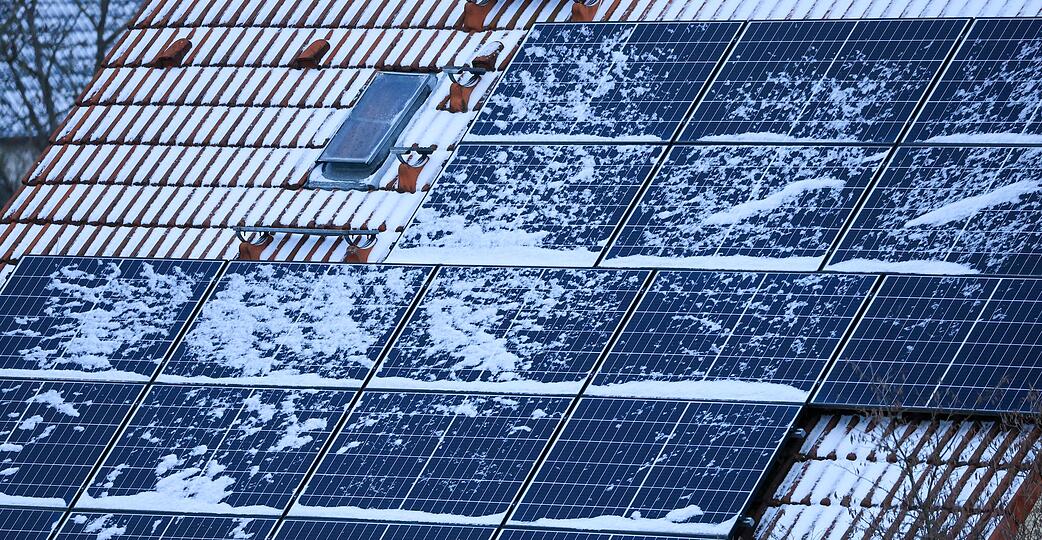 Schnee auf Solarmodulen kann im Winter den Stromertrag mindern: Doch das Abfegen von Schnee birgt Unfallgefahr und kann die empfindlichen Module besch&auml;digen.