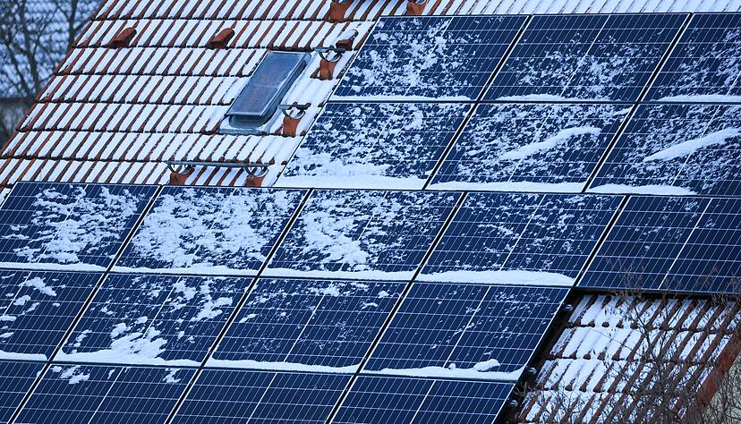 Schnee auf Solarmodulen kann im Winter den Stromertrag mindern: Doch das Abfegen von Schnee birgt Unfallgefahr und kann die empfindlichen Module besch&auml;digen.