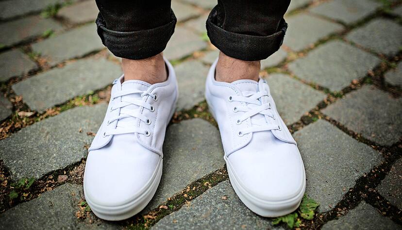 Sneaker und hochgekrempelte Hose: Der Modetrend "Flanking" mit nackten Knöcheln wird von jungen Leuten auch im Winter eisern durchgehalten.
Foto: dpa