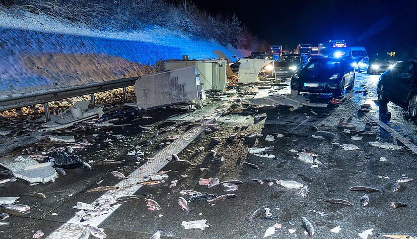 Die Forellen wurden bei dem Unfall über die Fahrbahn verteilt. Die Forellen wurden bei dem Unfall über die Fahrbahn verteilt.