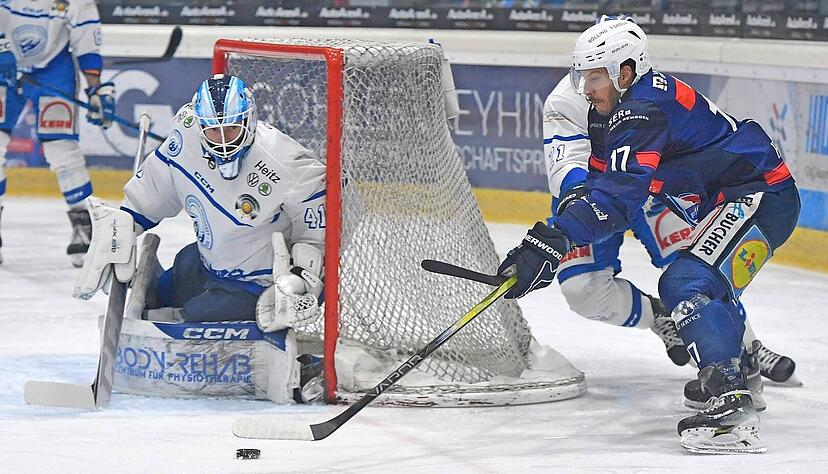 Robin Just (rechts) ist der Vorlagenkönig der Oberliga Süd in dieser Saison und hat mit seinem Assist zum 8:2-Endstand gegen den EC Peiting den 1000. Scorerpunkt seiner Karriere erzielt.