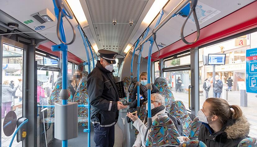 Kontrolle der Ordnungshüter zur 3G-Regel in Bussen: Impfzertifikat, Handy-Impfnachweis oder Schnelltest werden genau mit dem Personalausweis überprüft.
Foto: Mario Berger