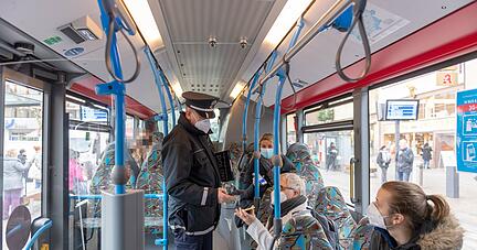 Kontrolle der Ordnungshüter zur 3G-Regel in Bussen: Impfzertifikat, Handy-Impfnachweis oder Schnelltest werden genau mit dem Personalausweis überprüft.
Foto: Mario Berger