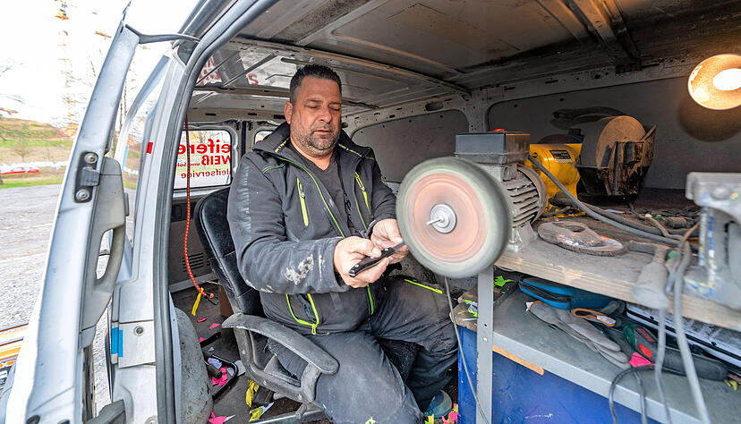 Am Schleifstein ist Konzentration und Millimeterarbeit gefragt. Am Schleifstein ist Konzentration und Millimeterarbeit gefragt.