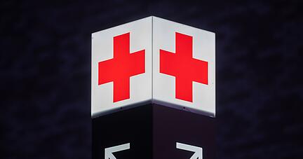 Ein Pfeil weist den Weg zur Notaufnahme eines Krankenhauses.