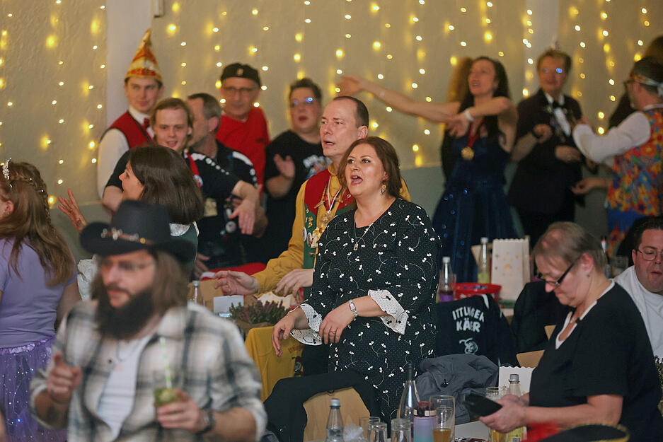Die G&auml;ste feiern bei der Prunksitzung der Carneval-Gesellschaft Heilbronn mit.