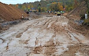 Alte Straße komplett abgetragen: Die Deutsche Bahn lässt die Strecke ein paar Meter Richtung Osten verlegen, um einen Bahnübergang zu sichern. Alte Straße komplett abgetragen: Die Deutsche Bahn lässt die Strecke ein paar Meter Richtung Osten verlegen, um einen Bahnübergang zu sichern.