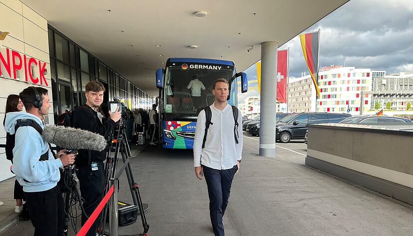 Kaum am Austragungsort in Stuttgart angekommen, begrüßt Nationalspieler Manuel Neuer die wartenden Fußball-Fans. Kaum am Austragungsort in Stuttgart angekommen, begrüßt Nationalspieler Manuel Neuer die wartenden Fußball-Fans.