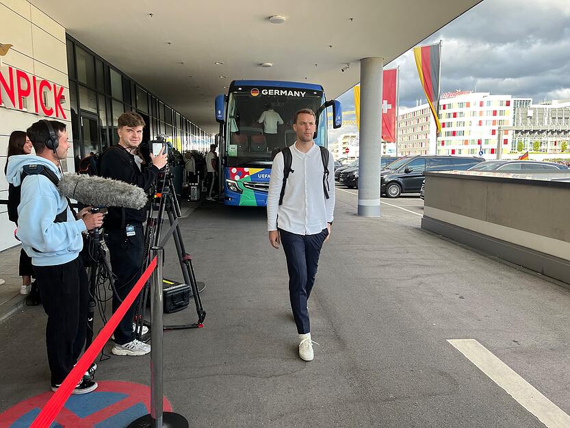 Kaum am Austragungsort in Stuttgart angekommen, begrüßt Nationalspieler Manuel Neuer die wartenden Fußball-Fans. Kaum am Austragungsort in Stuttgart angekommen, begrüßt Nationalspieler Manuel Neuer die wartenden Fußball-Fans.