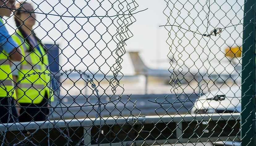 Am Frankfurter Flughafen läuft der Betrieb nach der Störaktion von Klimaaktivisten inzwischen wieder normal. Am Frankfurter Flughafen läuft der Betrieb nach der Störaktion von Klimaaktivisten inzwischen wieder normal.
