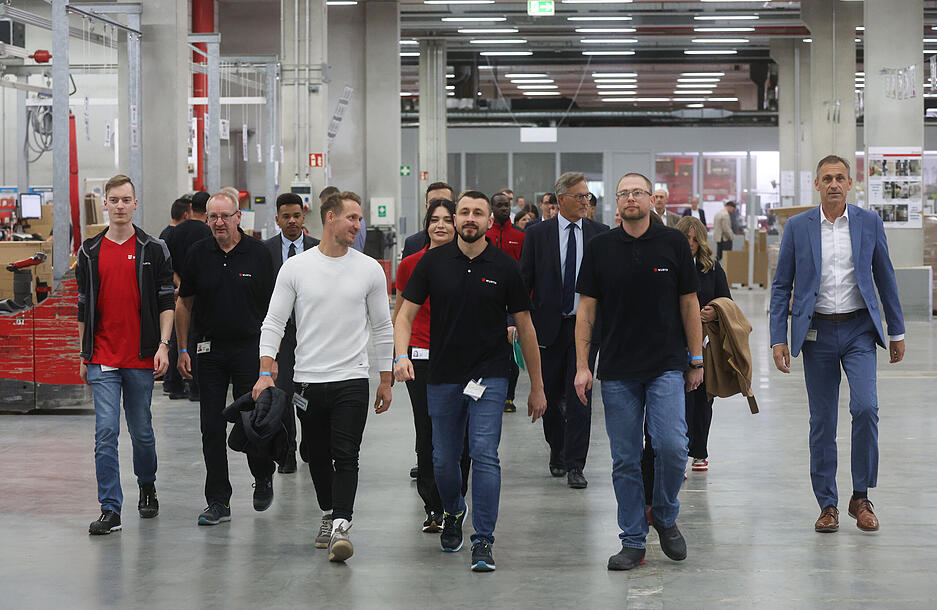 Zu Besuch ist bei der Firma Würth  in Künzelsau nicht nur Kanzler Scholz. Zu Besuch ist bei der Firma Würth  in Künzelsau nicht nur Kanzler Scholz.