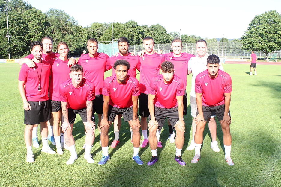 Spielertrainer Julian Grupp und sein Co Robin Neupert mit den Neuzugängen bei Türkspor Neckarsulm.
