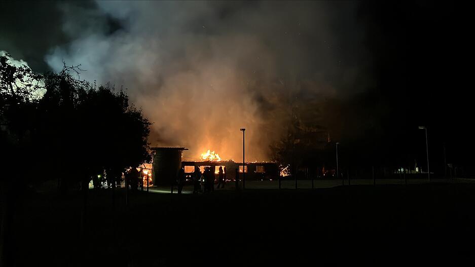 120 Einsatzkräfte kämpfen im Raum Künzelsau gegen den Brand. 120 Einsatzkräfte kämpfen im Raum Künzelsau gegen den Brand.
