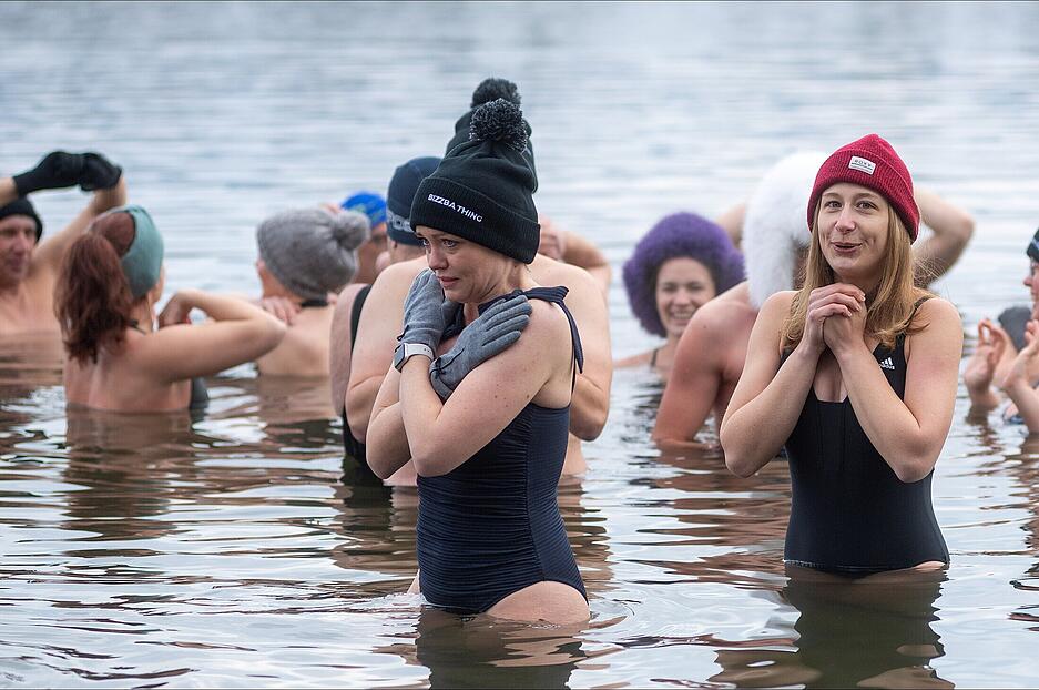 M&uuml;tze und Handschuhe sind essenziell, das sp&uuml;rt auch unsere Autorin (rechts) beim Selbstversuch.