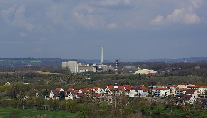 Das S&uuml;dzucker-Werk von Offenau erhebt sich auf einer Kuppe &uuml;ber dem Neckartal.