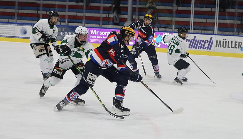 Aiden Wagner (Mitte) ist durch &bdquo;seine Quirligkeit und sein Engagement auf dem Eis ganz schwer zu halten&ldquo;, sagt Trainer Kai Sellers.