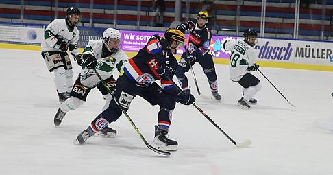 Aiden Wagner (Mitte) ist durch &bdquo;seine Quirligkeit und sein Engagement auf dem Eis ganz schwer zu halten&ldquo;, sagt Trainer Kai Sellers.