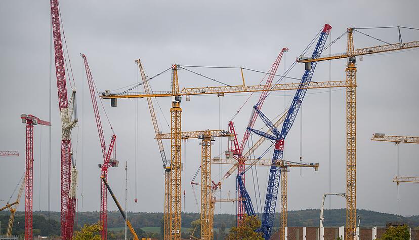 Warum der Kran umgestürzt ist, ist noch unklar. (Symbolbild) Warum der Kran umgestürzt ist, ist noch unklar. (Symbolbild)