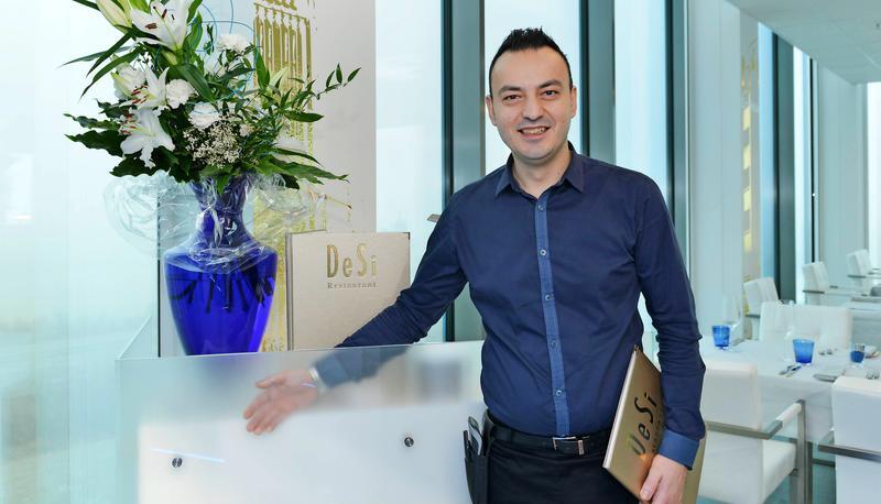 Restaurantleiter Vassilis Zafiris will aus dem Desi im Ziehl-Abegg-Tower ein echtes Highlight für die ganze Region machen.
Foto: Ziehl-Abegg