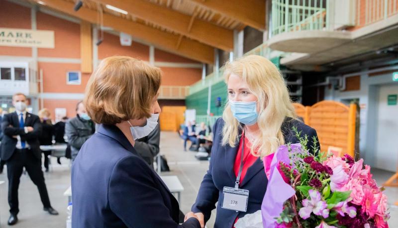 Beatrix von Storch gratuliert der neuen Landesvorsitzenden der Berliner AfD, Kristin Brinker (r).
