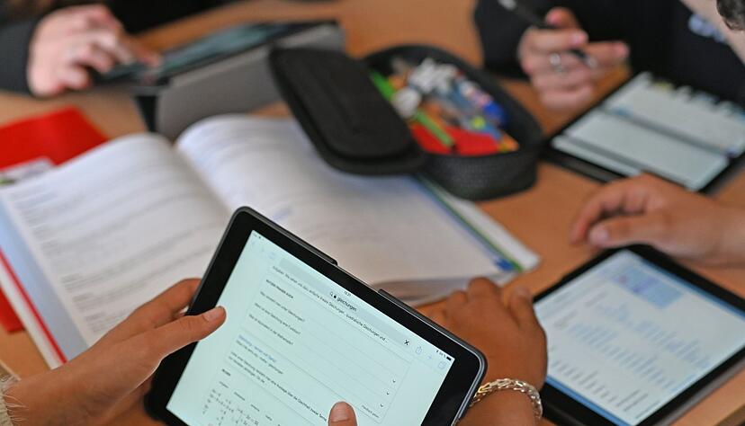 Sch&uuml;ler arbeiten in einer Unterrichtsstunde mit Tablets.