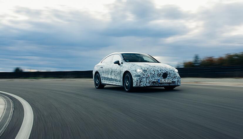 In den Startl&ouml;chern, voll unter Strom - aber noch leicht getarnt: der neue Mercedes CLA.
