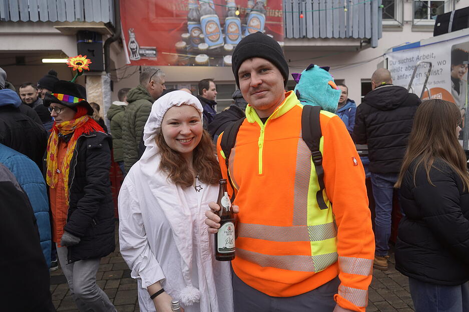 Dabei sind viele verschiedene Kost&uuml;me.