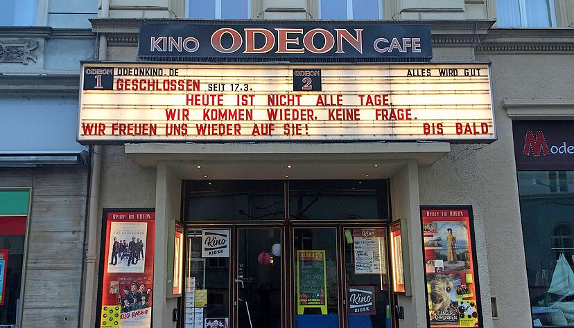 Paulchen Panther lässt grüßen: Während das Odeon in Bamberg den bekannten Abschiedsspruch der Zeichentrickfigur zitiert, beziehen andere Kinos auf ihren Anzeigentafeln Stellung zum Weltgeschehen.
Foto: sleepingscreens.com Paulchen Panther lässt grüßen: Während das Odeon in Bamberg den bekannten Abschiedsspruch der Zeichentrickfigur zitiert, beziehen andere Kinos auf ihren Anzeigentafeln Stellung zum Weltgeschehen.
Foto: sleepingscreens.com