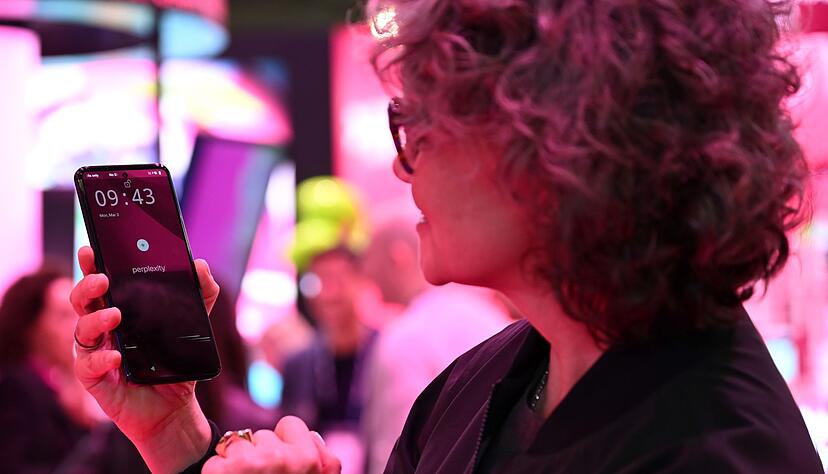 Telekom-Vorständin Claudia Nemat spricht mit dem KI-Assistenten von Perplexity. Telekom-Vorständin Claudia Nemat spricht mit dem KI-Assistenten von Perplexity.