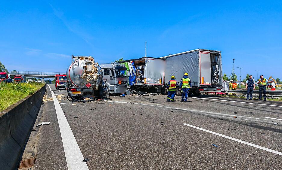 Drei Lkw sind am Donnerstagmittag ineinander gekracht.