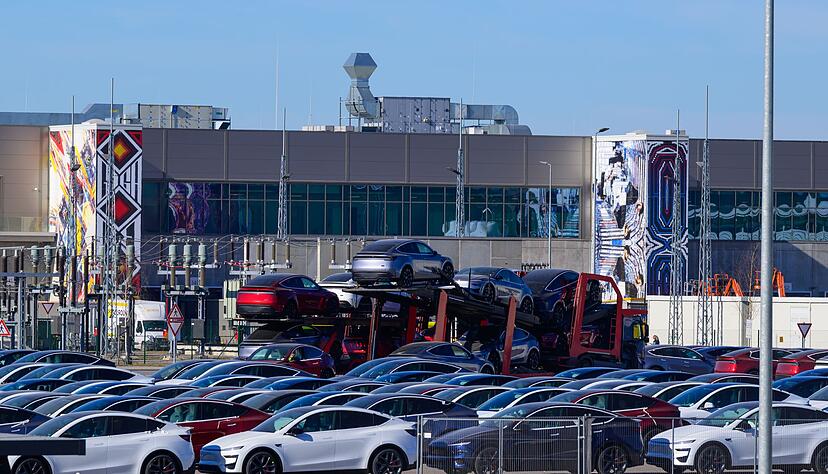Der US-Elektroautobauer Tesla will die Zahl der Besch&auml;ftigten in seinem Werk in Gr&uuml;nheide erh&ouml;hen.(Archivbild)