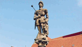 Der Graf-Albrecht-Brunnen am Öhringer Marktplatz ist der größte und älteste sichtbare Brunnen der Stadt. 1554 erbaut, diente er ursprünglich der Trink- und Löschwasserversorgung. Heute ist er ein reiner Zierbrunnen.Fotos: Bettina Henke