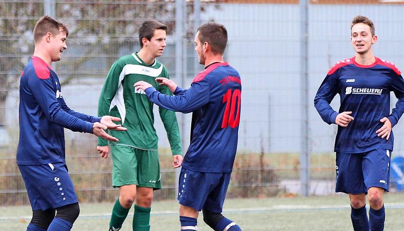 Die Pfedelbacher Julian Schweyer (links) und Patrick Braun freuen sich. 5:0 gewann der B2-Herbstmeister gegen den SSV Gaisbach II.Foto: Alexander Bertok Die Pfedelbacher Julian Schweyer (links) und Patrick Braun freuen sich. 5:0 gewann der B2-Herbstmeister gegen den SSV Gaisbach II.Foto: Alexander Bertok