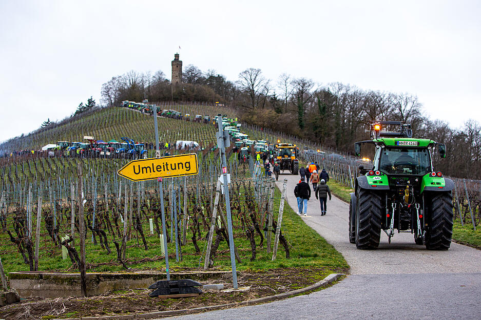 Am Sonntagnachmittag fahren die Traktoren den Heuchelberg an.