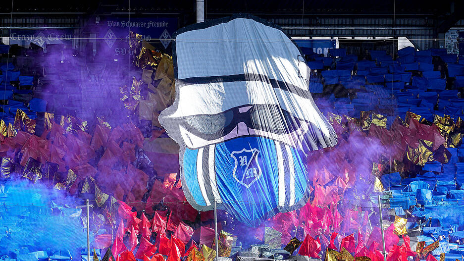 Die Fankurve von Drittligist SV Waldhof Mannheim zeigt Anfang M&auml;rz beim Heimspiel gegen Alemannia Aachen eine Choreo. Der reisefreudige Waldhof-Anhang h&auml;tte eine relativ kurze Anreise nach Heilbronn.