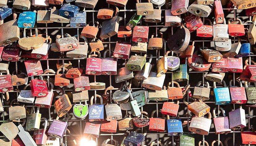 Portr&auml;t einer Liebe: Ingrid und Hans Hey haben die Liebesschl&ouml;sser an der Heilbronner G&ouml;tzenturmbr&uuml;cke initiiert und sind auch am Valentinstag dort.
Foto: Andreas Veigel