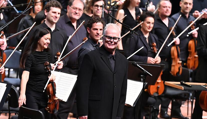 Bei mehreren Konzerten mit den Bochumer Symphonikern griff Herbert Grönemeyer als Dirigent zum Taktstock. Nun steht er in Dortmund und Berlin wieder als Sänger im Mittelpunkt - aber auch mit Orchesterbegleitung (Archivbild)
