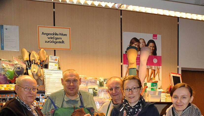 Belegschaft (v.l.) Karl-Heinz Leopold, Kurt Müller, Bernd Holzwarth, Christiane Leopold und Juliana Rithamer. Belegschaft (v.l.) Karl-Heinz Leopold, Kurt Müller, Bernd Holzwarth, Christiane Leopold und Juliana Rithamer.