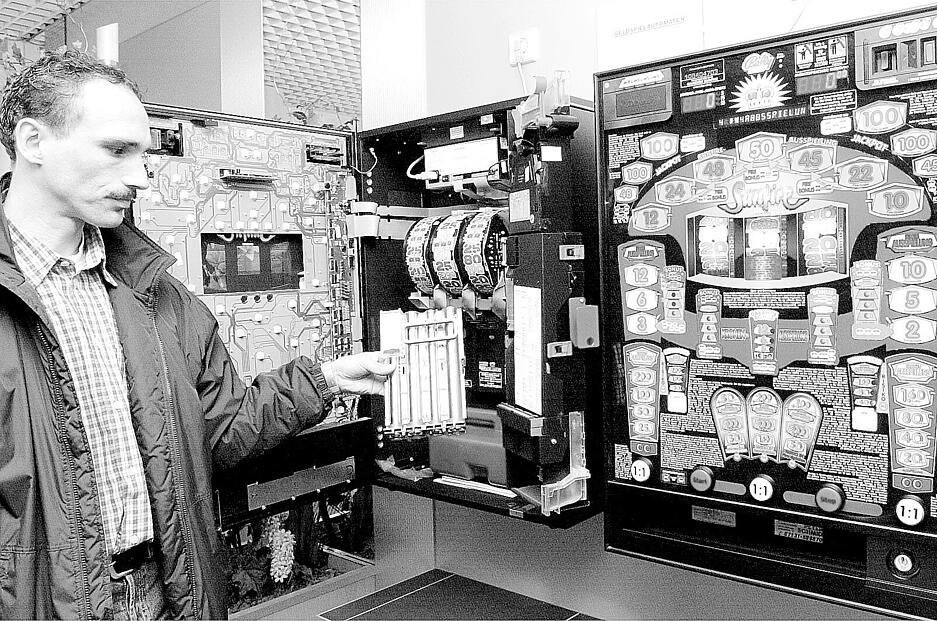 Dezember 2001: Die Automaten akzeptieren nicht automatisch den Euro. Jede Menge Arbeit ist es, diese umzustellen.