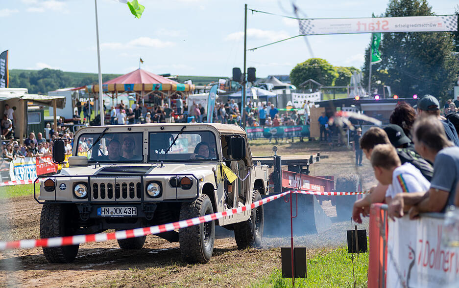 Trecker-Treck stammt vom amerikanischen Tractor-Pulling und ist ein Zugkraftwettbewerb für Traktoren in verschiedenen Gewichtsklassen. Dabei geht es darum, den stärksten Traktor und den geschicktesten Fahrer herauszufinden.