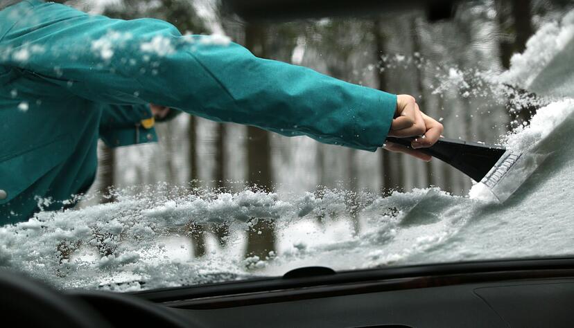 Auch beim Eiskratzen darf der Motor nicht warmlaufen: Abgase und L&auml;rm belasten Umwelt und Mitmenschen.