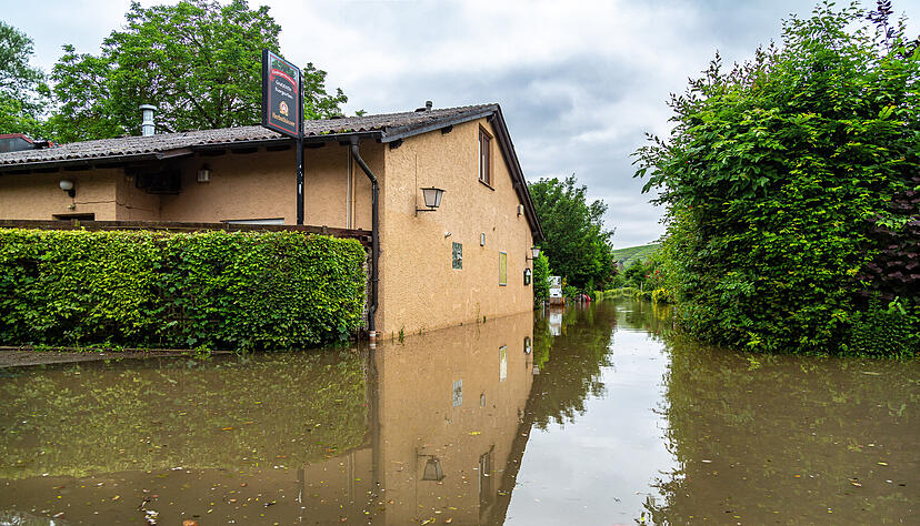 Der Weg zur Klostergartenlaube unter Wasser. Der Weg zur Klostergartenlaube unter Wasser.