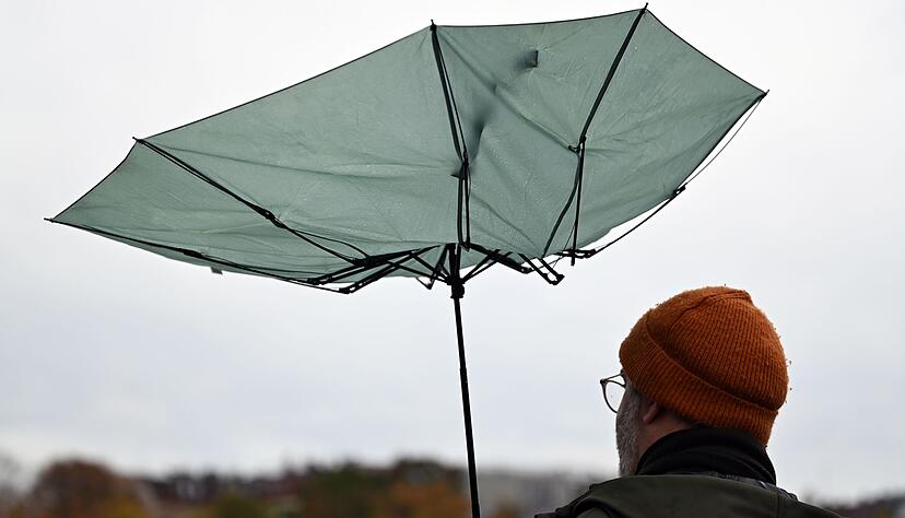 Laut dem Deutschen Wetterdienst (DWD) wird es zum Start ins Wochenende noch windig und nass. (Archivbild) Laut dem Deutschen Wetterdienst (DWD) wird es zum Start ins Wochenende noch windig und nass. (Archivbild)