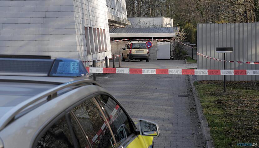 Das 59 Jahre alte Opfer wurde am Mittwochabend gegen 21.45 Uhr nur wenige Meter vom Eingang der Tagungsstätte entfernt tot aufgefunden, direkt neben Glascontainern der Anlage. Foto: Manuel Maier