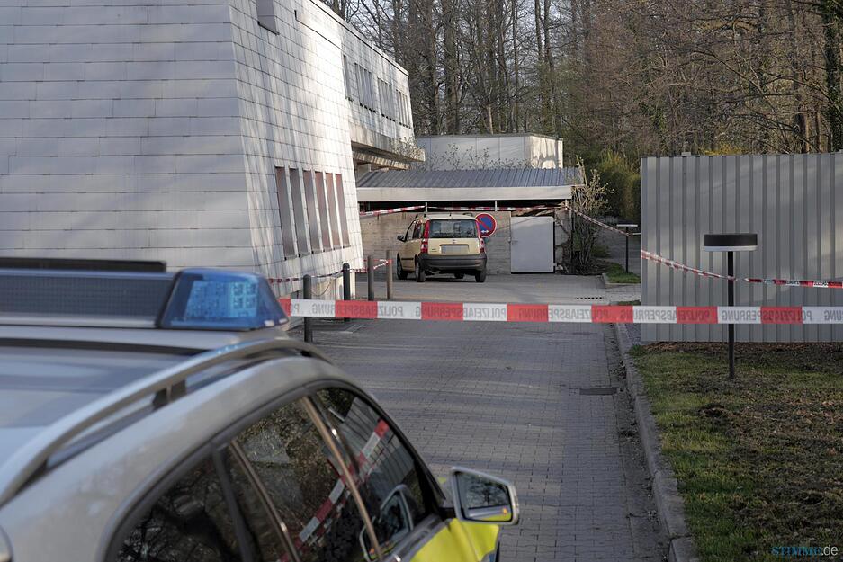 Das 59 Jahre alte Opfer wurde am Mittwochabend gegen 21.45 Uhr nur wenige Meter vom Eingang der Tagungsstätte entfernt tot aufgefunden, direkt neben Glascontainern der Anlage. Foto: Manuel Maier