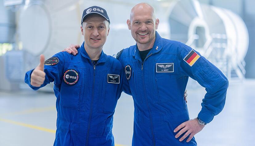 Die Astronauten Alexander Gerst (rechts) und und Matthias Maurer im Astronautenzentrum der ESA.