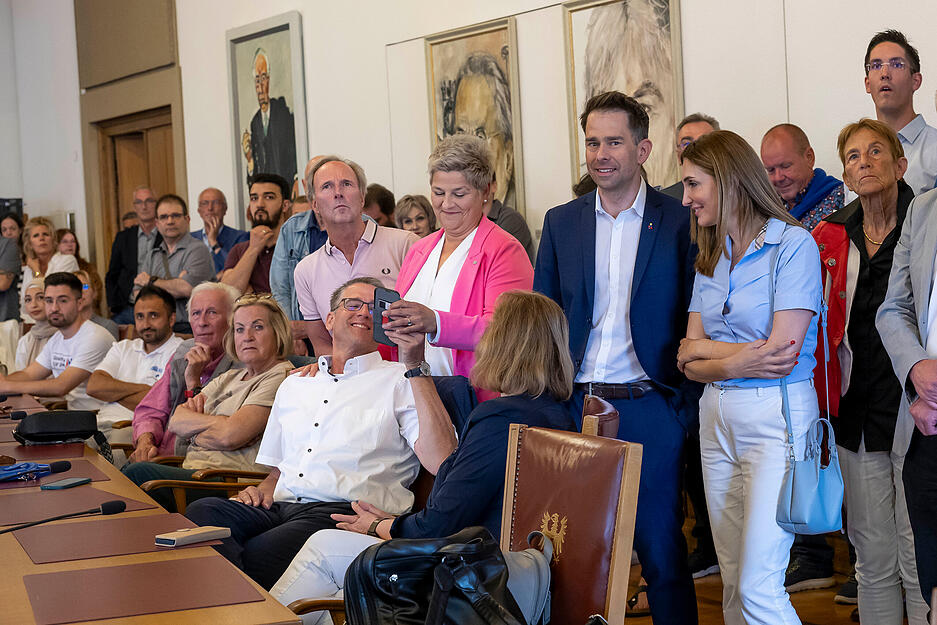 Gespannt verfolgen Stadträte, Kandidaten und Bürger die Präsentation der Ergebnisse der Kommunalwahl im großen Ratssaal des Heilbronner Rathauses. Immer griffbereit war das Handy, um die Zahlen zu vergleichen.