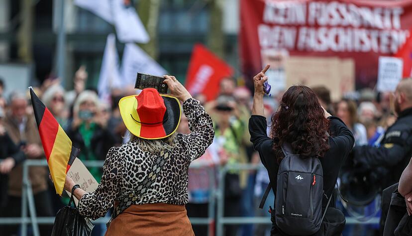 Rechte und linke Gruppierungen sind in Stuttgart bei mehreren angemeldeten Demonstrationen aufeinandergetroffen. Rechte und linke Gruppierungen sind in Stuttgart bei mehreren angemeldeten Demonstrationen aufeinandergetroffen.